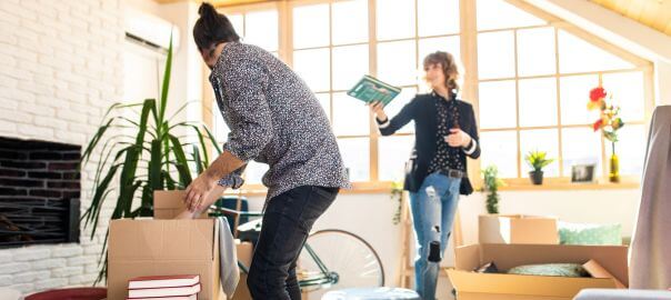 2 personnes déménager faire le tri